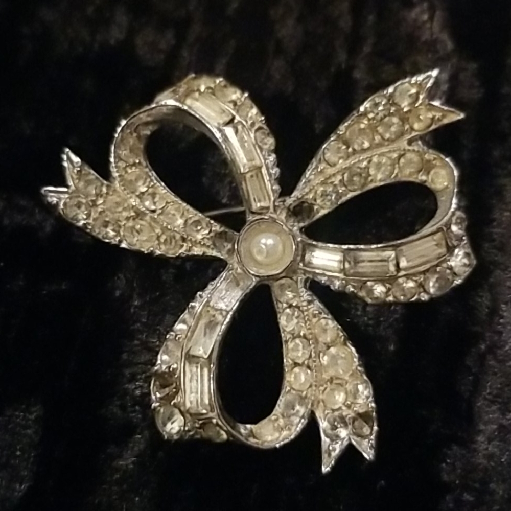 Vintage Brooch Pin  silver w/ faux pearl accent